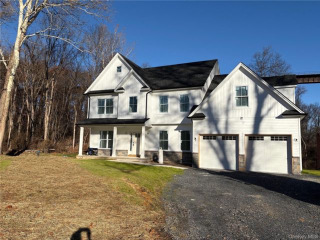  4 BR,  3.00 BTH &nbsp;Colonial style home in Salisbury Mills