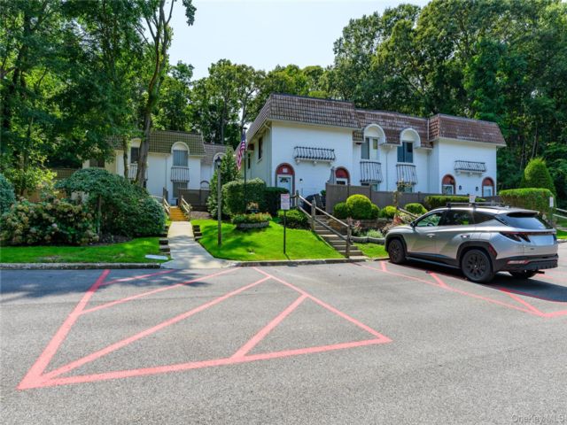  3 BR,  2.00 BTH &nbsp;Condo style home in Coram