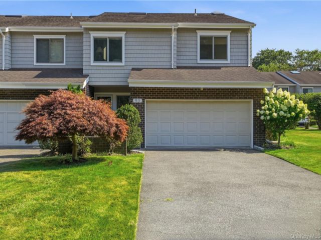  2 BR,  3.00 BTH &nbsp;Condo style home in Bay Shore