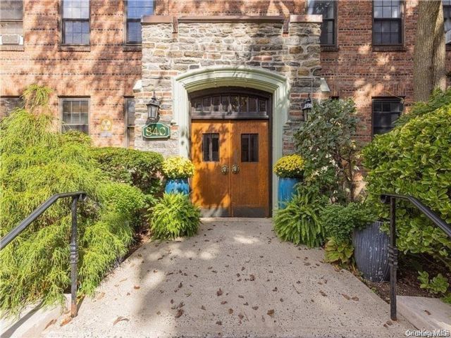  1 BR,  1.00 BTH &nbsp;Mid rise style home in Yonkers