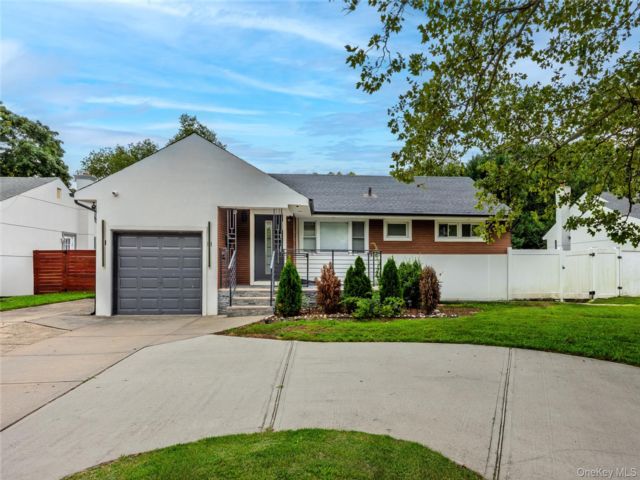  3 BR,  2.00 BTH &nbsp;Ranch style home in North Woodmere