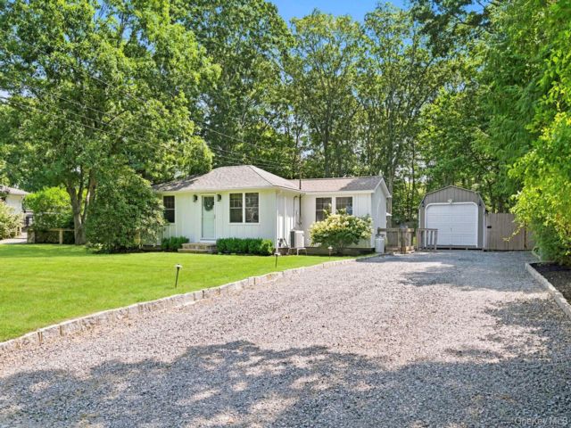  1 BR,  1.00 BTH &nbsp;Cottage style home in Remsenburg
