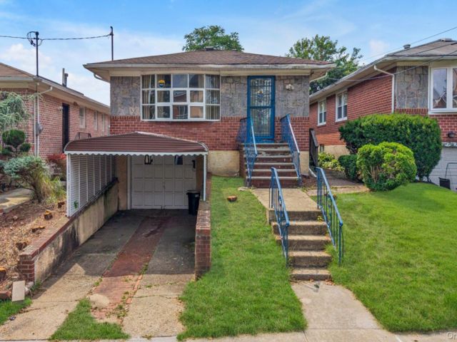  3 BR,  2.00 BTH &nbsp;Ranch style home in Whitestone