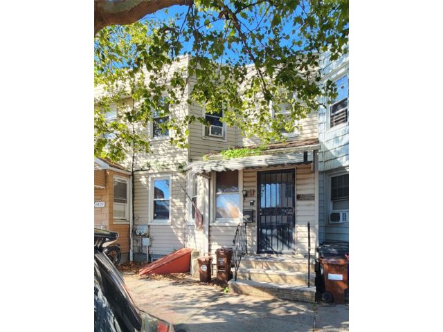  5 BR,  3.00 BTH &nbsp;Row dwelling style home in Middle Village