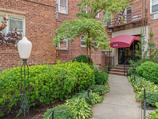  1 BR,  1.00 BTH &nbsp;Mid rise style home in Forest Hills