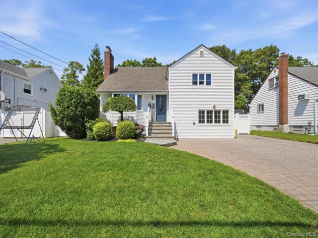  3 BR,  2.00 BTH &nbsp;Split level style home in Massapequa Park