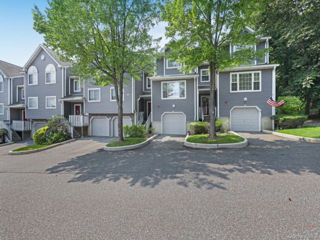  2 BR,  3.00 BTH &nbsp;Condo style home in Nanuet