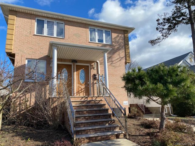  3 BR,  2.00 BTH &nbsp;Includes legal  style home in Flushing