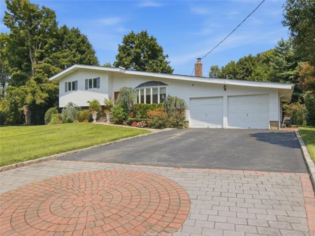  4 BR,  3.00 BTH &nbsp;Split ranch style home in Glen Cove