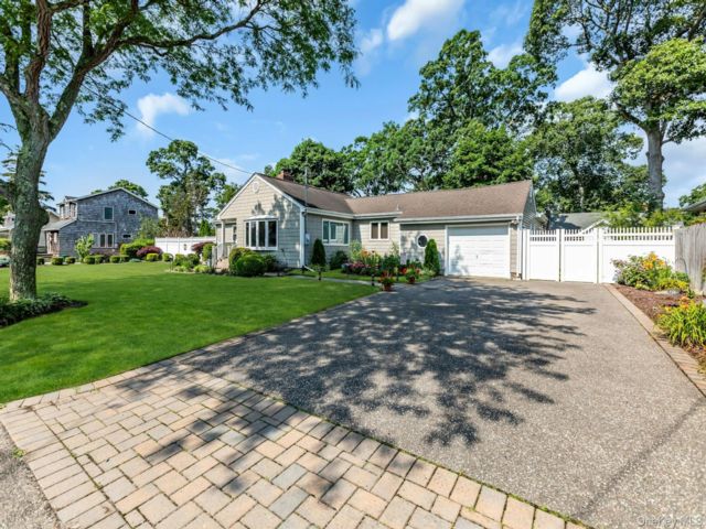  4 BR,  2.00 BTH &nbsp;Ranch style home in Bayport