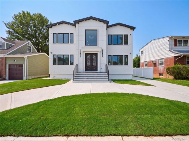  5 BR,  6.00 BTH &nbsp;Colonial style home in Valley Stream