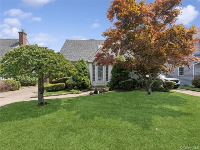  3 BR,  2.00 BTH &nbsp;Cape cod style home in North Merrick