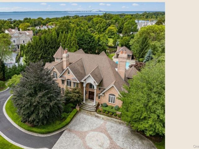  5 BR,  5.00 BTH &nbsp;Traditional style home in East Islip