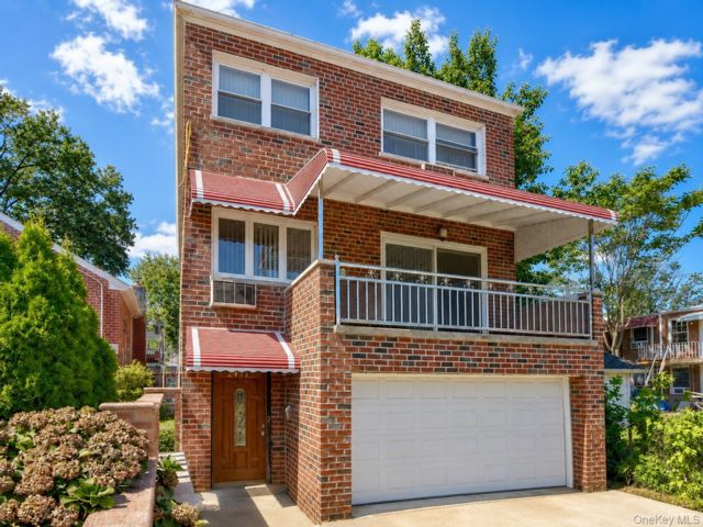  7 BR,  3.00 BTH &nbsp;House style home in Esplanade