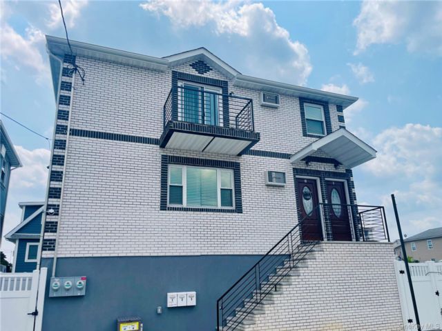  3 BR,  2.00 BTH &nbsp;Other style home in Howard Beach
