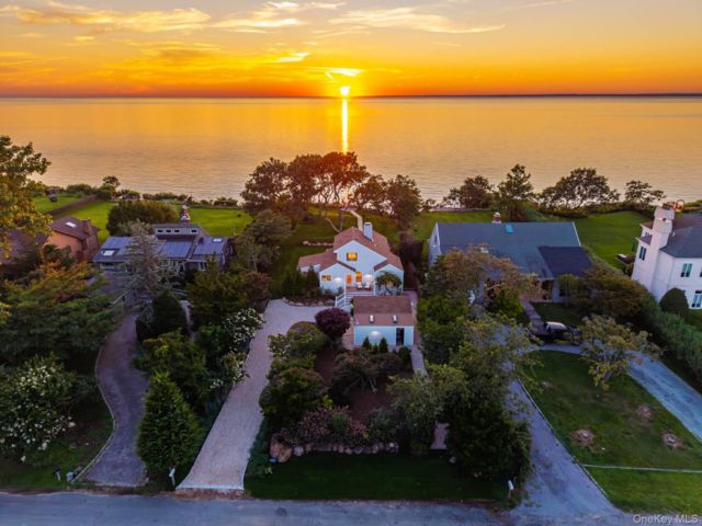  3 BR,  2.00 BTH &nbsp;Cottage style home in East Marion