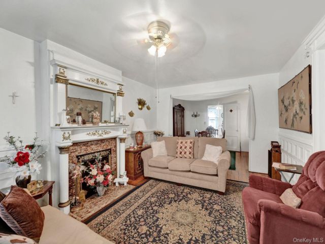  7 BR,  3.00 BTH &nbsp;House style home in Sunset Park