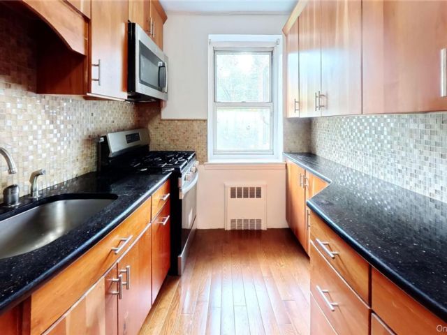  1 BR,  1.00 BTH &nbsp;Mid rise style home in Forest Hills