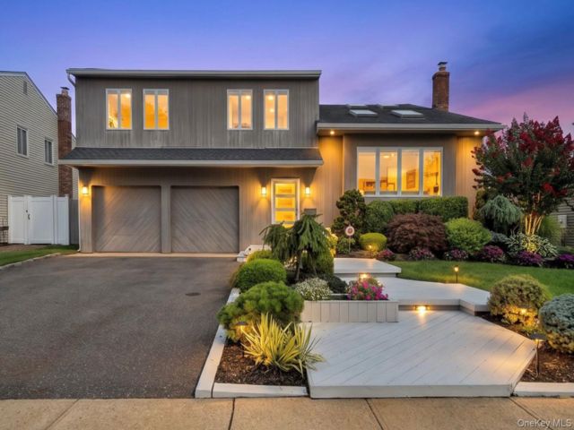  4 BR,  3.00 BTH &nbsp;Splanch style home in Bellmore