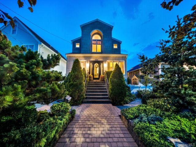  3 BR,  2.00 BTH &nbsp;Colonial style home in Wantagh