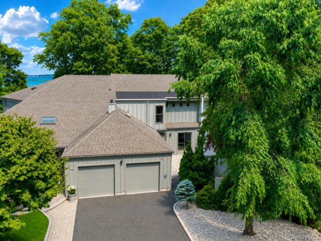  3 BR,  3.00 BTH &nbsp;Condo style home in Port Jefferson