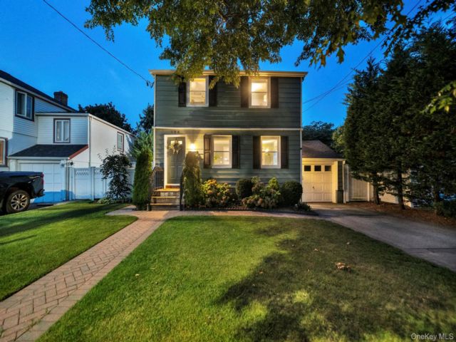  3 BR,  1.00 BTH &nbsp;Colonial style home in Merrick