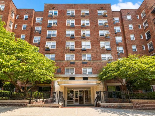  1 BR,  1.00 BTH &nbsp;Mid rise style home in Rego Park