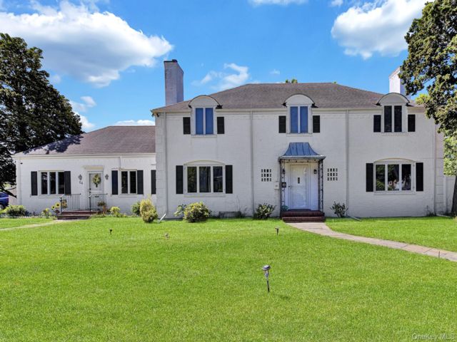  5 BR,  5.00 BTH &nbsp;Colonial style home in Patchogue