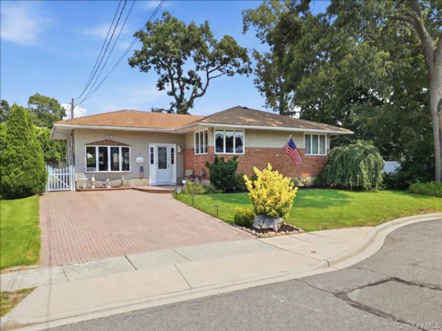 2 BR,  2.00 BTH &nbsp;Ranch style home in Farmingdale
