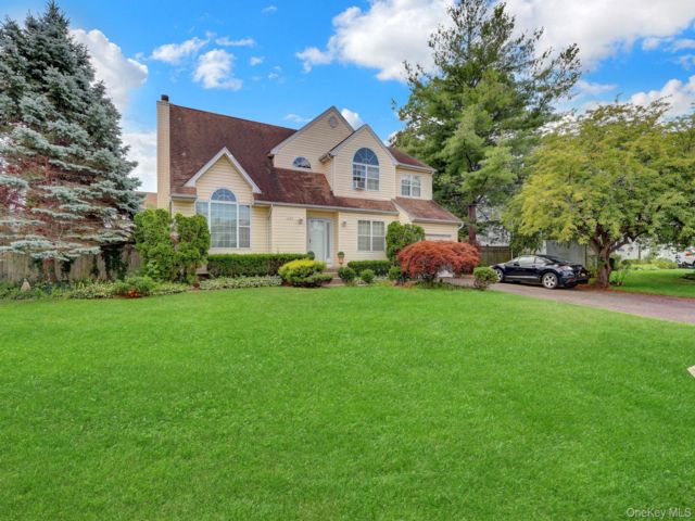  4 BR,  3.00 BTH &nbsp;Colonial style home in West Babylon