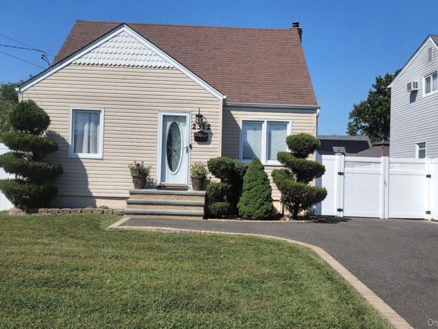  3 BR,  3.00 BTH &nbsp;Cape cod style home in Seaford