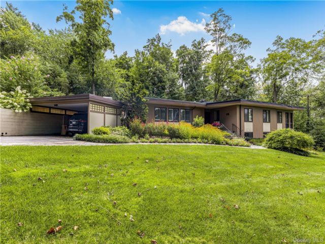  5 BR,  4.00 BTH &nbsp;Contemporary style home in New Rochelle