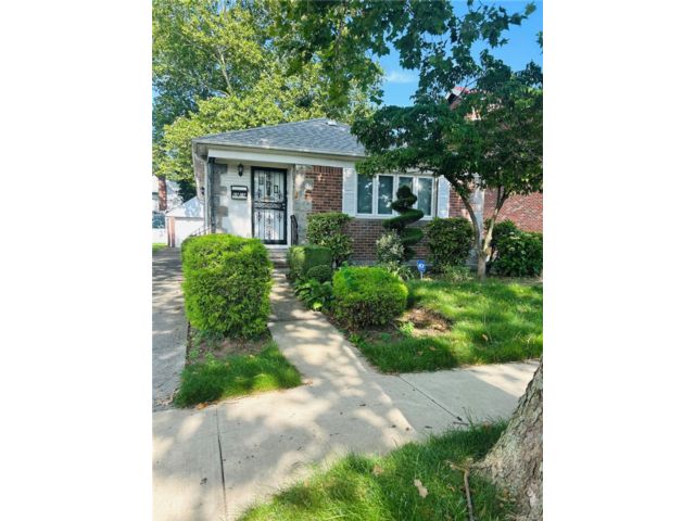  3 BR,  2.00 BTH &nbsp;Ranch style home in Fresh Meadows