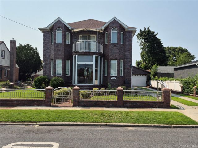  4 BR,  4.00 BTH &nbsp;Cape cod style home in Laurelton