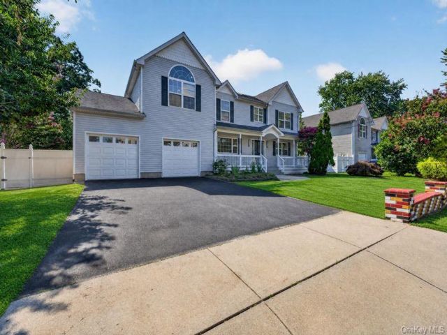  6 BR,  4.00 BTH &nbsp;A-frame style home in West Babylon