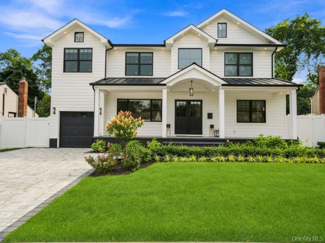  5 BR,  6.00 BTH &nbsp;Colonial style home in Old Bethpage