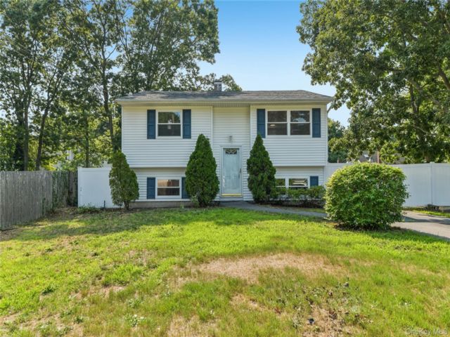  3 BR,  1.00 BTH &nbsp;Hi ranch style home in Shirley