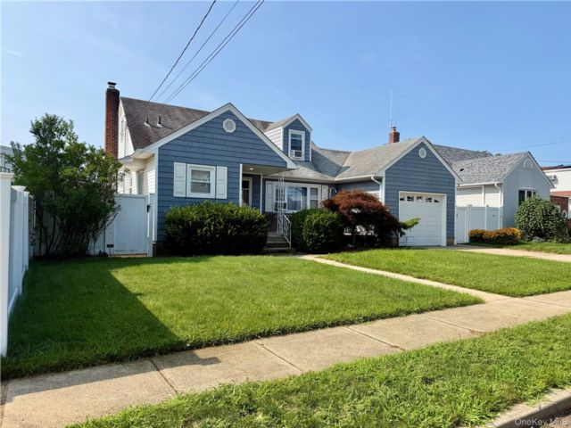  4 BR,  2.00 BTH &nbsp;Cape cod style home in Massapequa