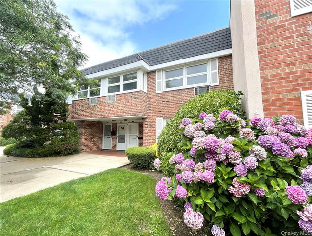  2 BR,  2.00 BTH &nbsp;Condo style home in Lido Beach