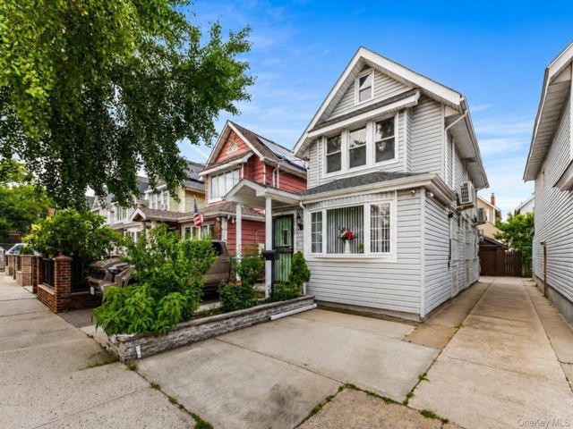  3 BR,  3.00 BTH &nbsp;Colonial style home in South Ozone Park
