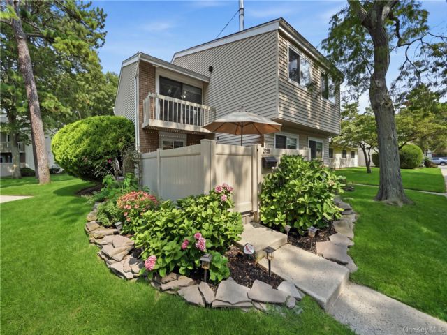  3 BR,  2.00 BTH &nbsp;Condo style home in Holbrook