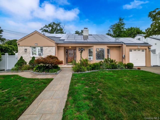  5 BR,  3.00 BTH &nbsp;Cape cod style home in Malverne