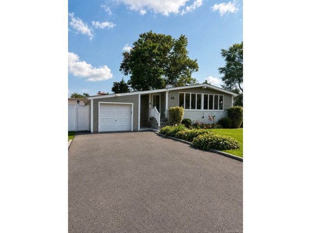  3 BR,  1.00 BTH &nbsp;Ranch style home in East Islip
