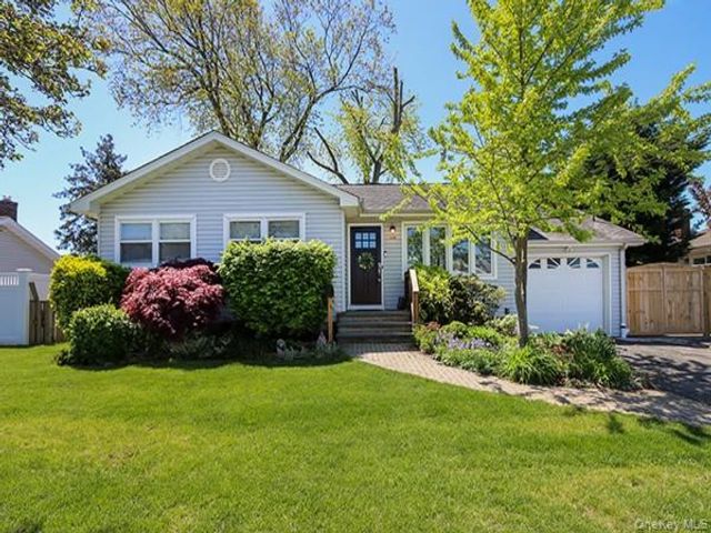  3 BR,  2.00 BTH &nbsp;Exp ranch style home in Massapequa