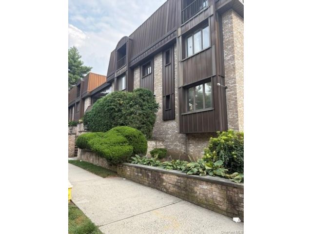  2 BR,  2.00 BTH &nbsp;Other style home in Great Neck