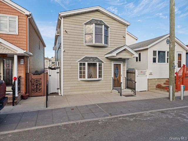 2 BR,  2.00 BTH &nbsp;Colonial style home in Broad Channel