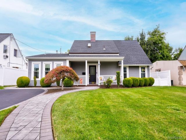  4 BR,  2.00 BTH &nbsp;Exp ranch style home in Levittown
