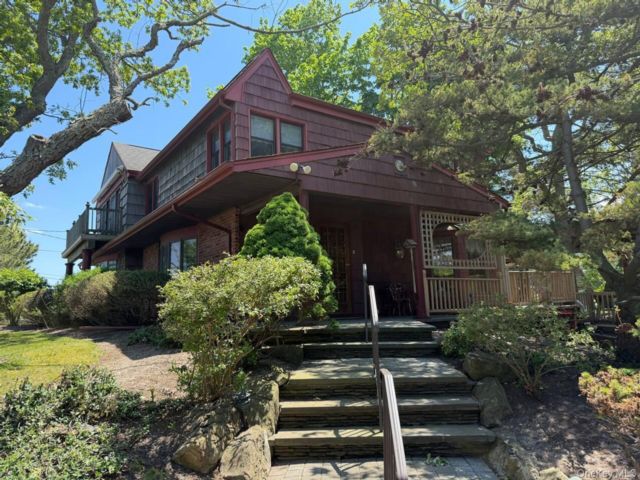  4 BR,  2.00 BTH &nbsp;Colonial style home in Northport
