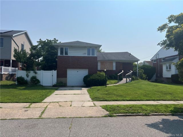  3 BR,  2.00 BTH &nbsp;Split level style home in Massapequa