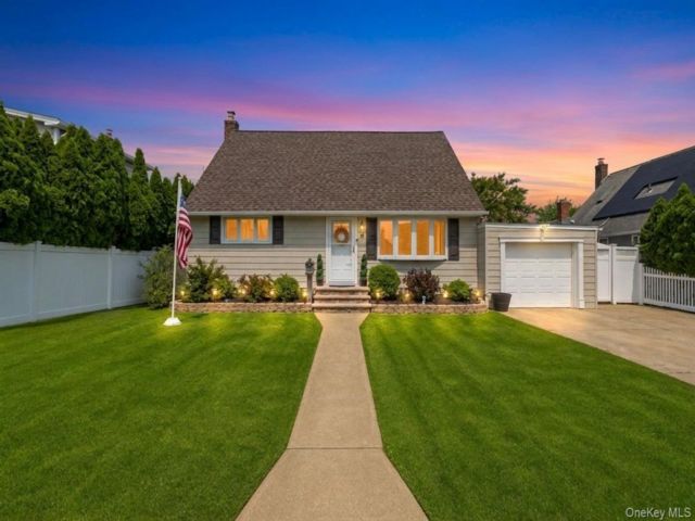  4 BR,  2.00 BTH &nbsp;Cape cod style home in Farmingdale
